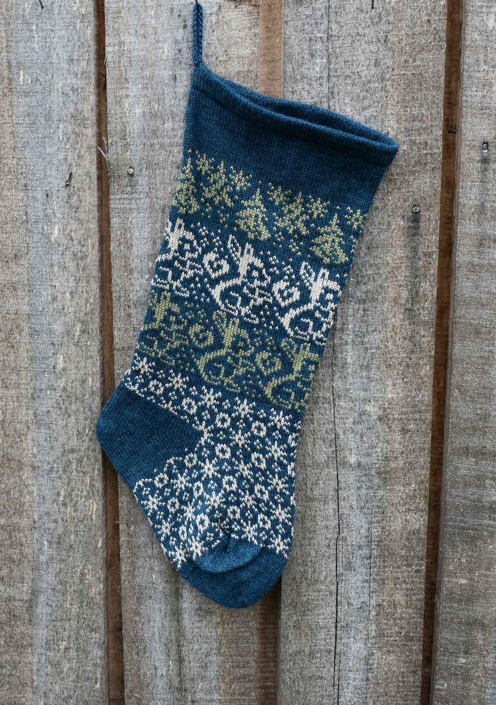 gestrickte, personalisierte Weihnachtsstrümpfe in Petrol, skandinavische Weihnachtsdekoration, traditionelle Fair-Isle-Socken mit Weihnachtsmannmotiv