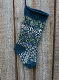 gestrickte, personalisierte Weihnachtsstrümpfe in Petrol, skandinavische Weihnachtsdekoration, traditionelle Fair-Isle-Socken mit Weihnachtsmannmotiv