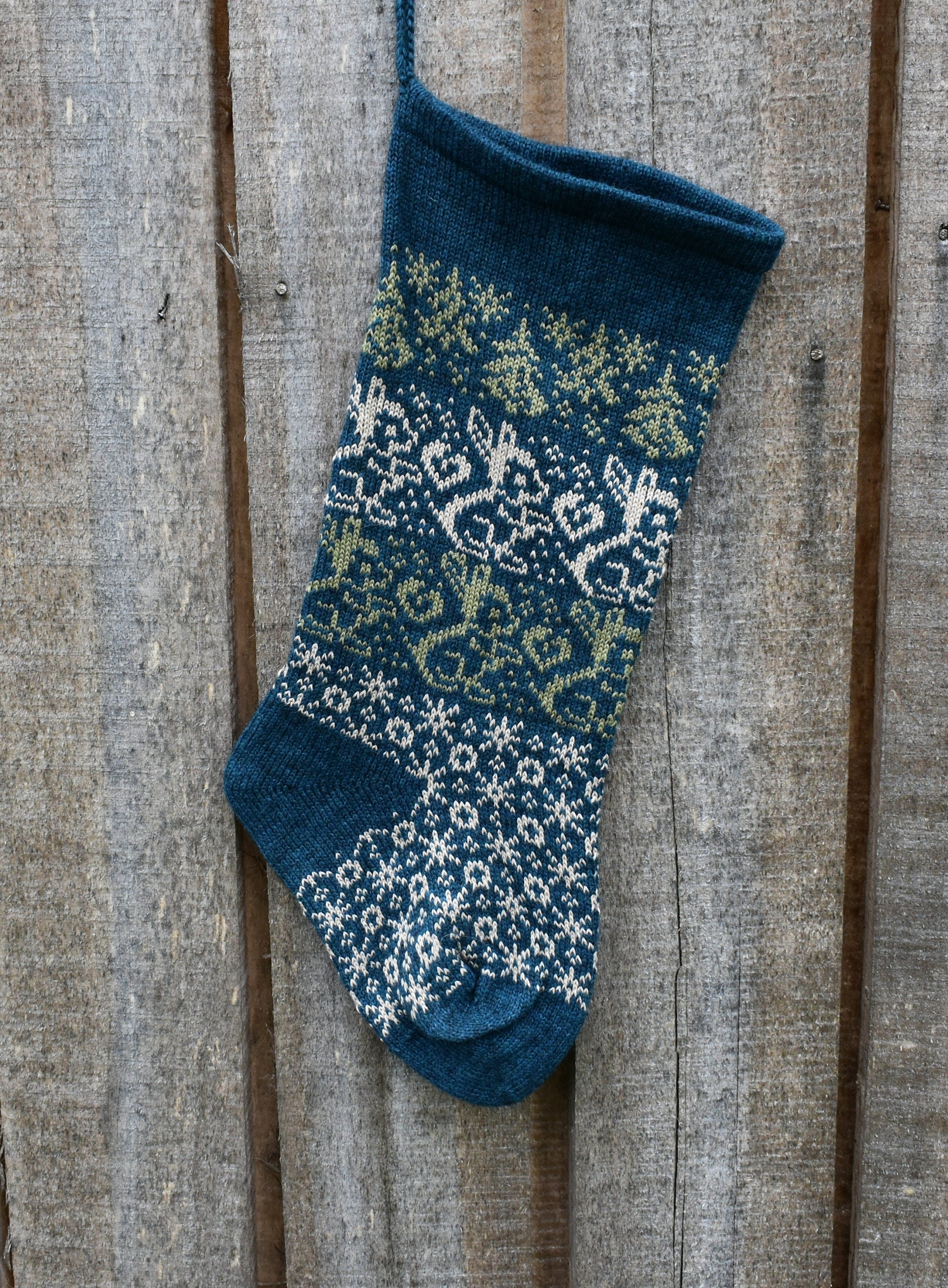 gestrickte, personalisierte Weihnachtsstrümpfe in Petrol, skandinavische Weihnachtsdekoration, traditionelle Fair-Isle-Socken mit Weihnachtsmannmotiv