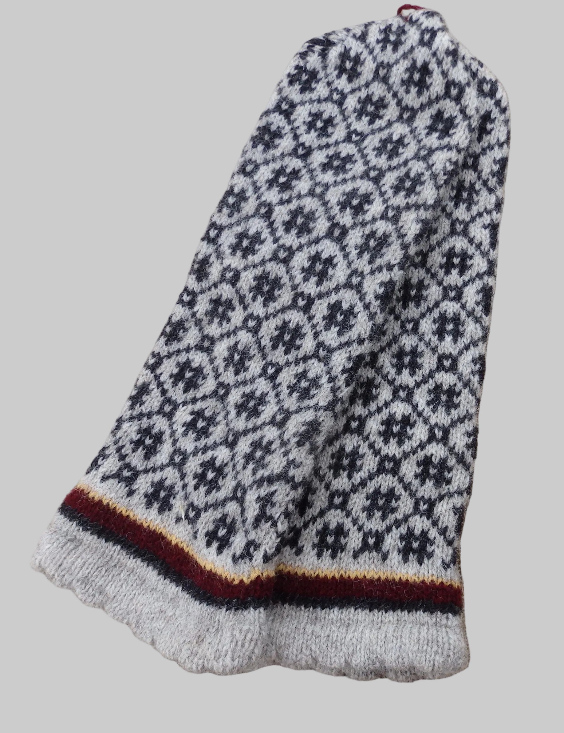 Knitted glove with a pattern on a textured fabric background