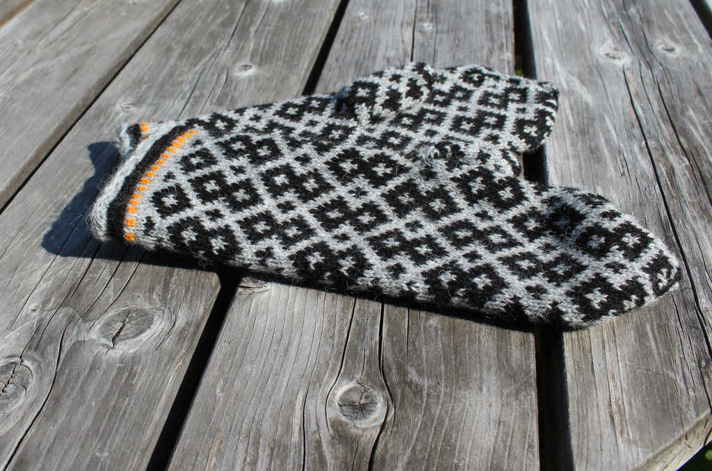 knitted
Latvian mittens