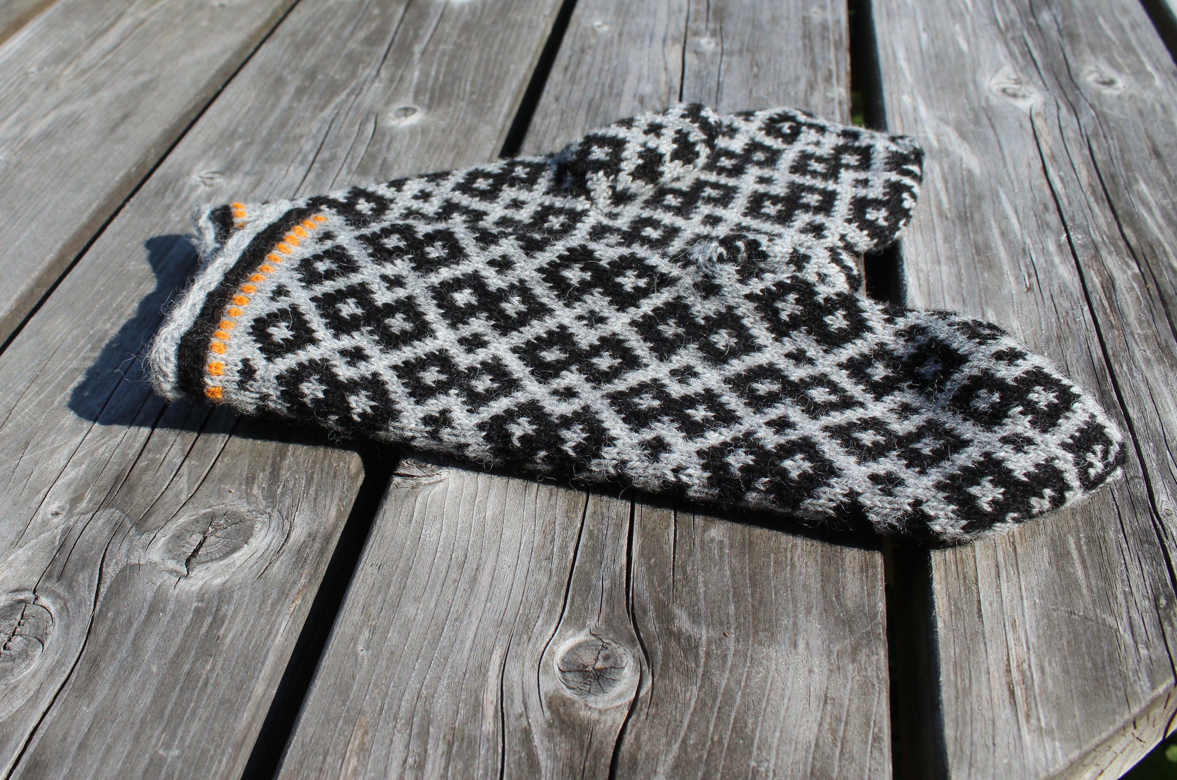 knitted
Latvian mittens