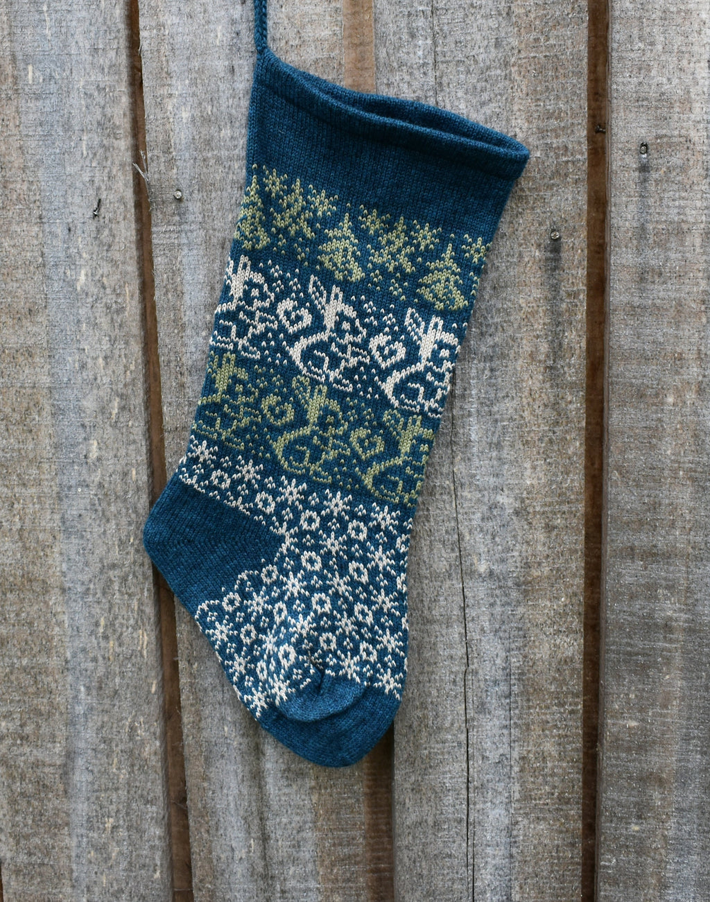 gestrickte, personalisierte Weihnachtsstrümpfe in Petrol, skandinavische Weihnachtsdekoration, traditionelle Fair-Isle-Socken mit Weihnachtsmannmotiv