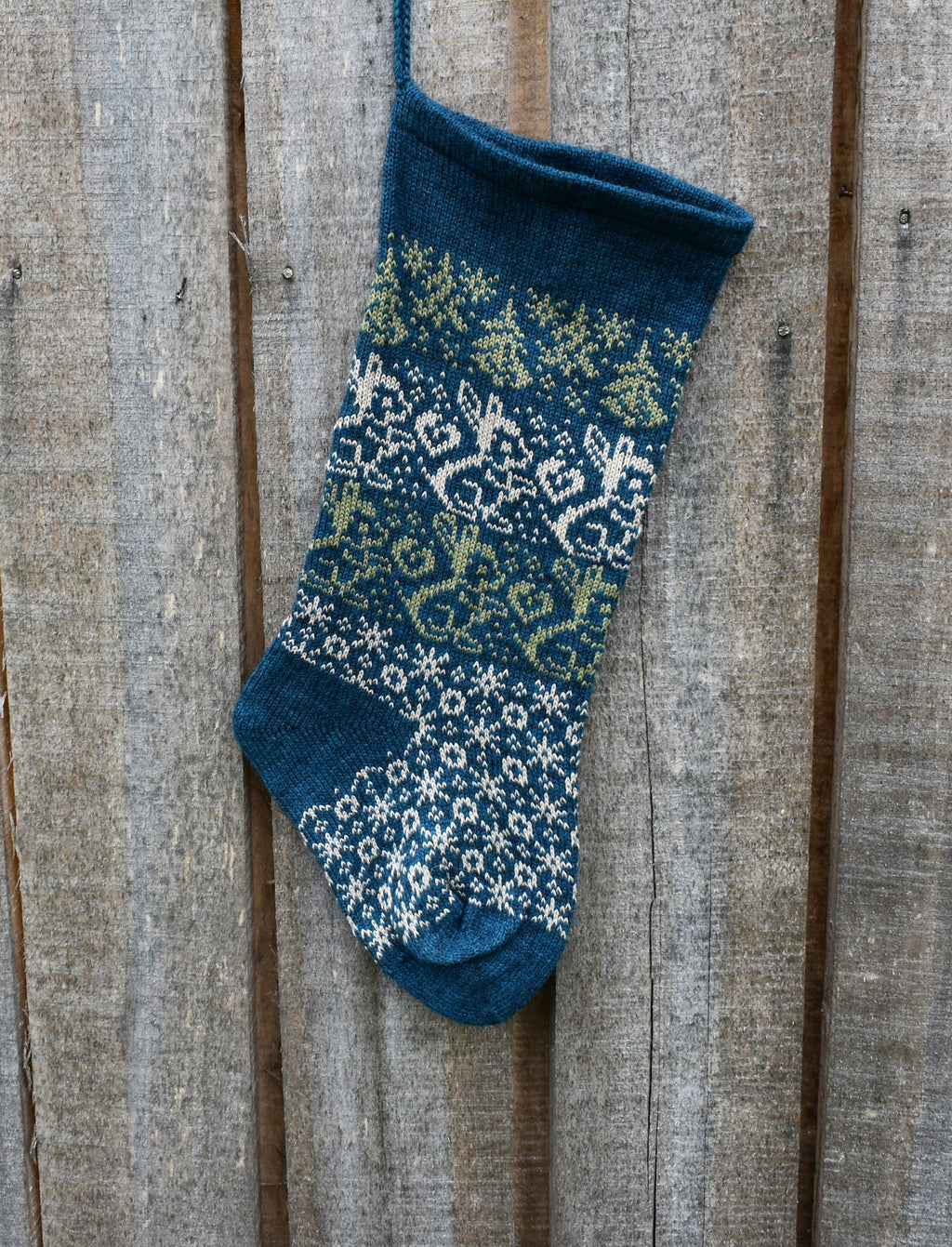 gestrickte, personalisierte Weihnachtsstrümpfe in Petrol, skandinavische Weihnachtsdekoration, traditionelle Fair-Isle-Socken mit Weihnachtsmannmotiv